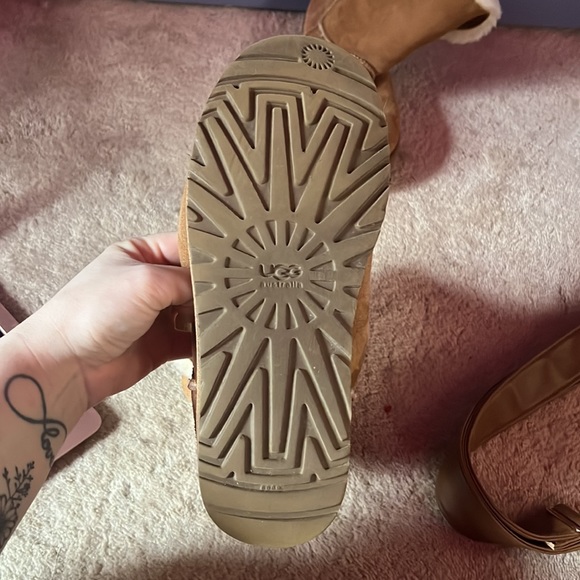 UGG Bailey Button II Boots - Picture 4 of 5